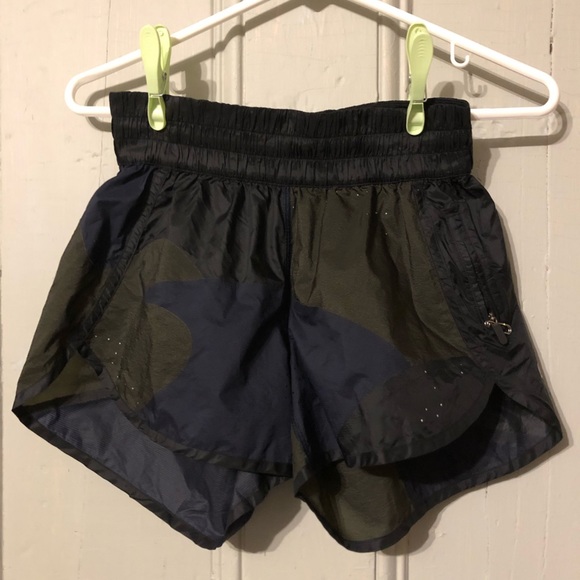 lululemon athletica Pants - Lululemon Patch Game 4” Shorts size 6